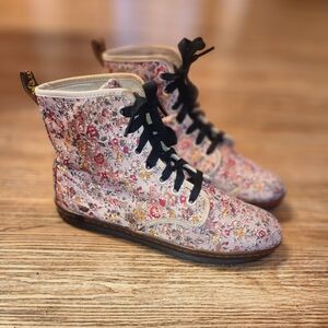 Size 8 - Women's Dr. Martens Floral Lace-Up Ankle Boots in Blush Pink